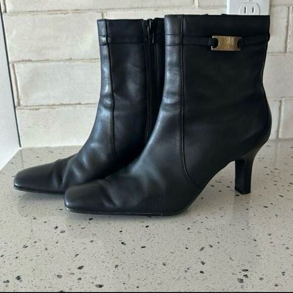 Karen Scott Teddi Black Leather Heeled Ankle
Boots Square Toe Side Zip Size 7.5M - Picture 1 of 9